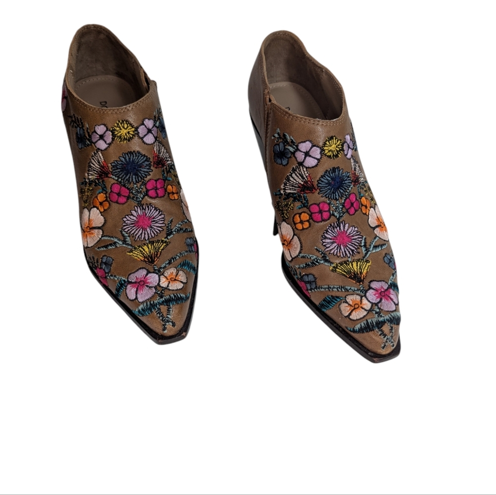 Donald Pliner Boot size 5